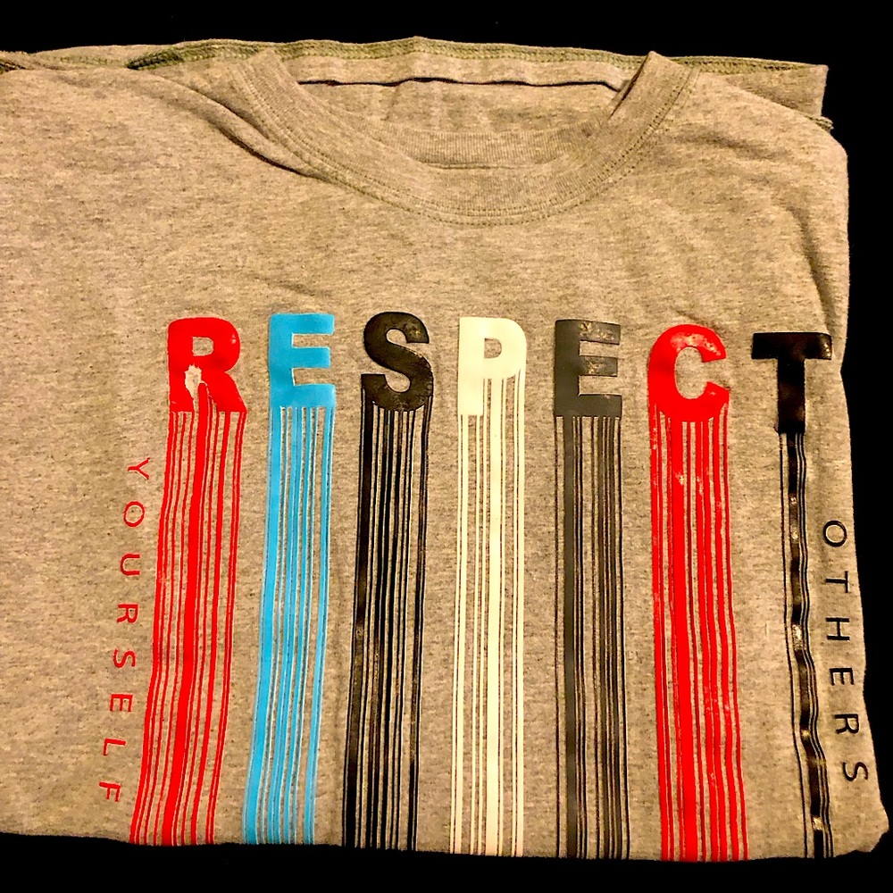 A men’s gray T-shirt